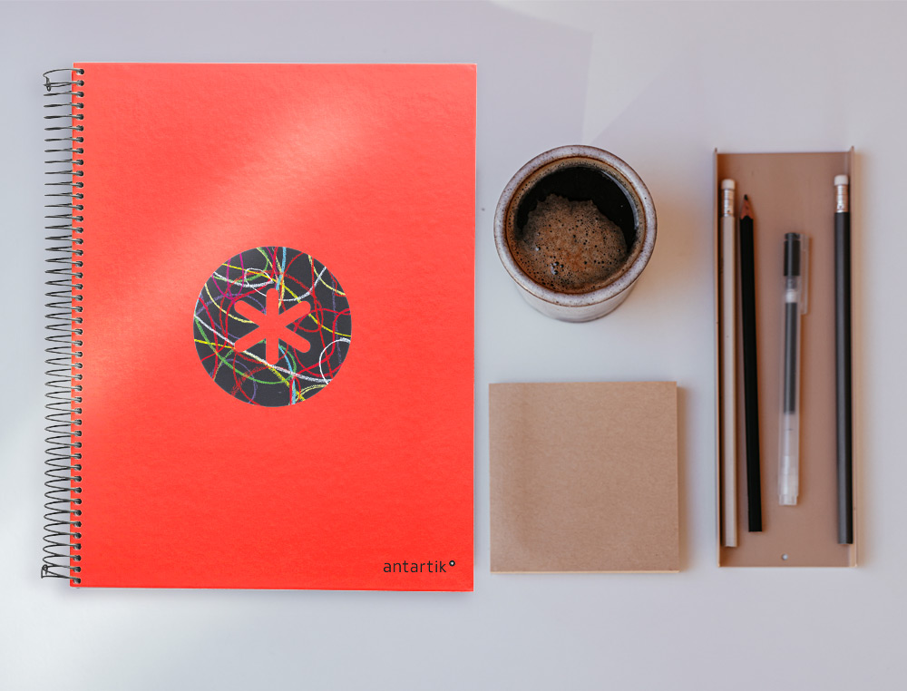 CUADERNO ESPIRAL LIDERPAPEL A4 MICRO ANTARTIK TAPA FORRADA120H 100 GR CUADRO 5 BANDA 4 TALADROS TRENDING ROJO